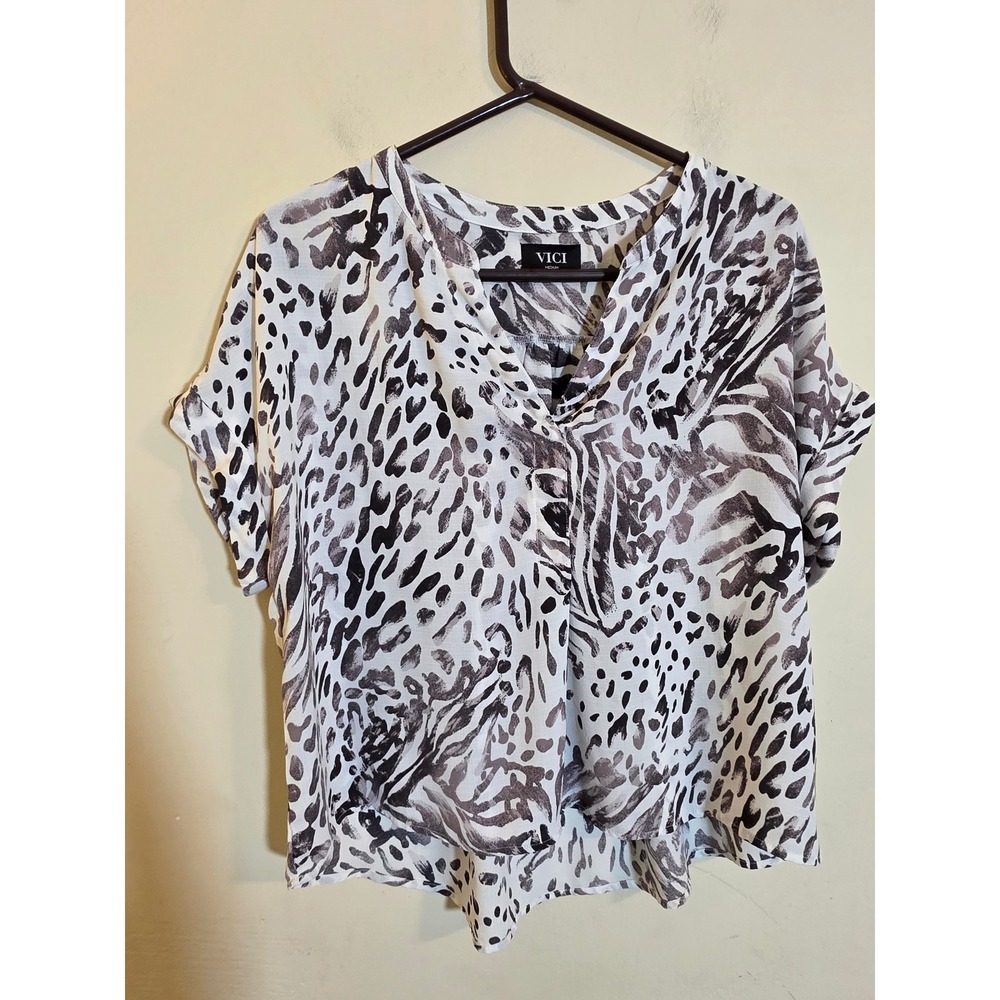 VICI Grey White Animal Print V-Neck Blouse‎ Short Sleeve Top Medium VCT0024C